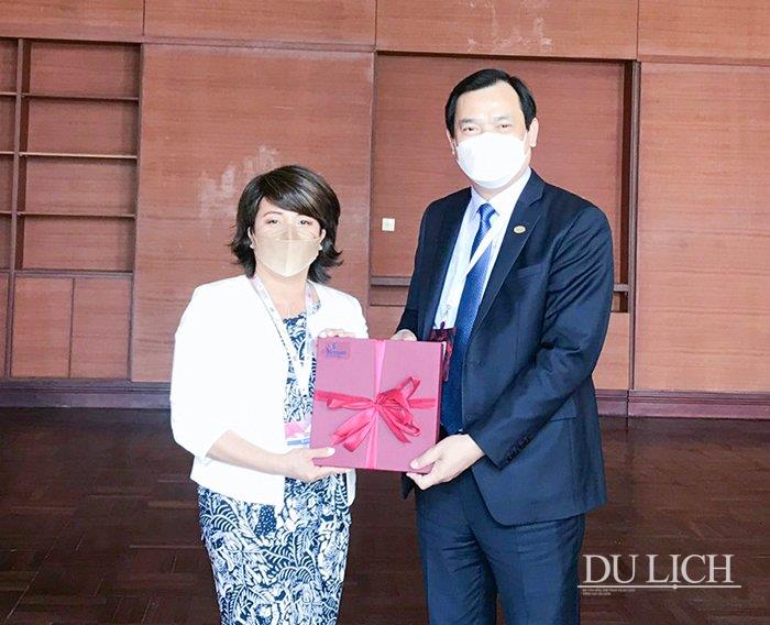  Tổng cục trưởng TCDL Nguyễn Trùng Khánh tặng quà lưu niệm của Du lịch Việt Nam cho bà Liz Ortiguera
